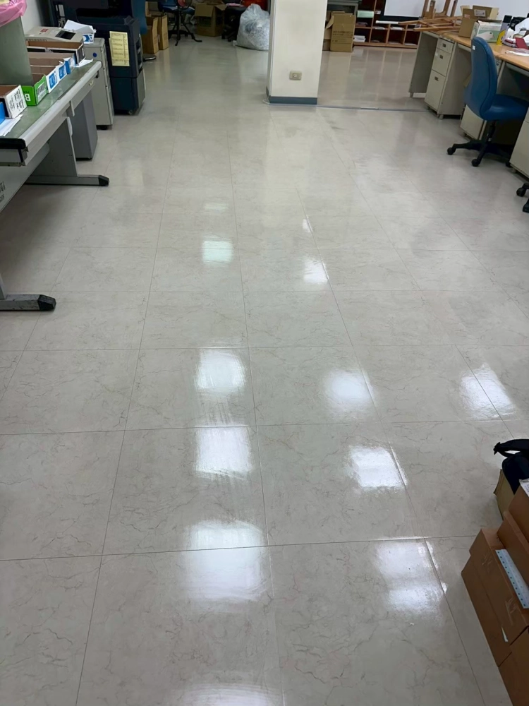 塑膠地板清洗打蠟｜辦公室地板定期清潔