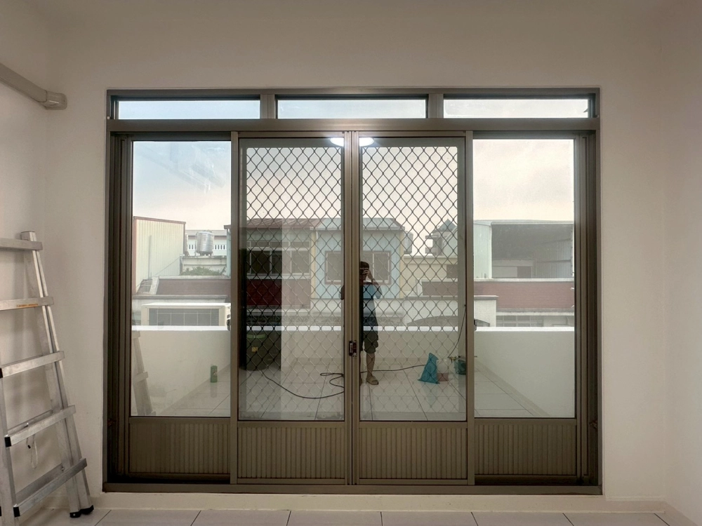 神明廳落地窗熏煙泛黃脫模重新上保護層-台中清潔公司/台中清潔公司推薦