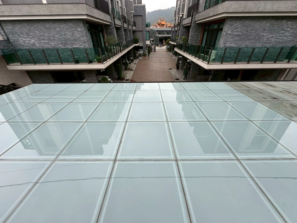 採光罩強化玻璃清潔水垢及青苔