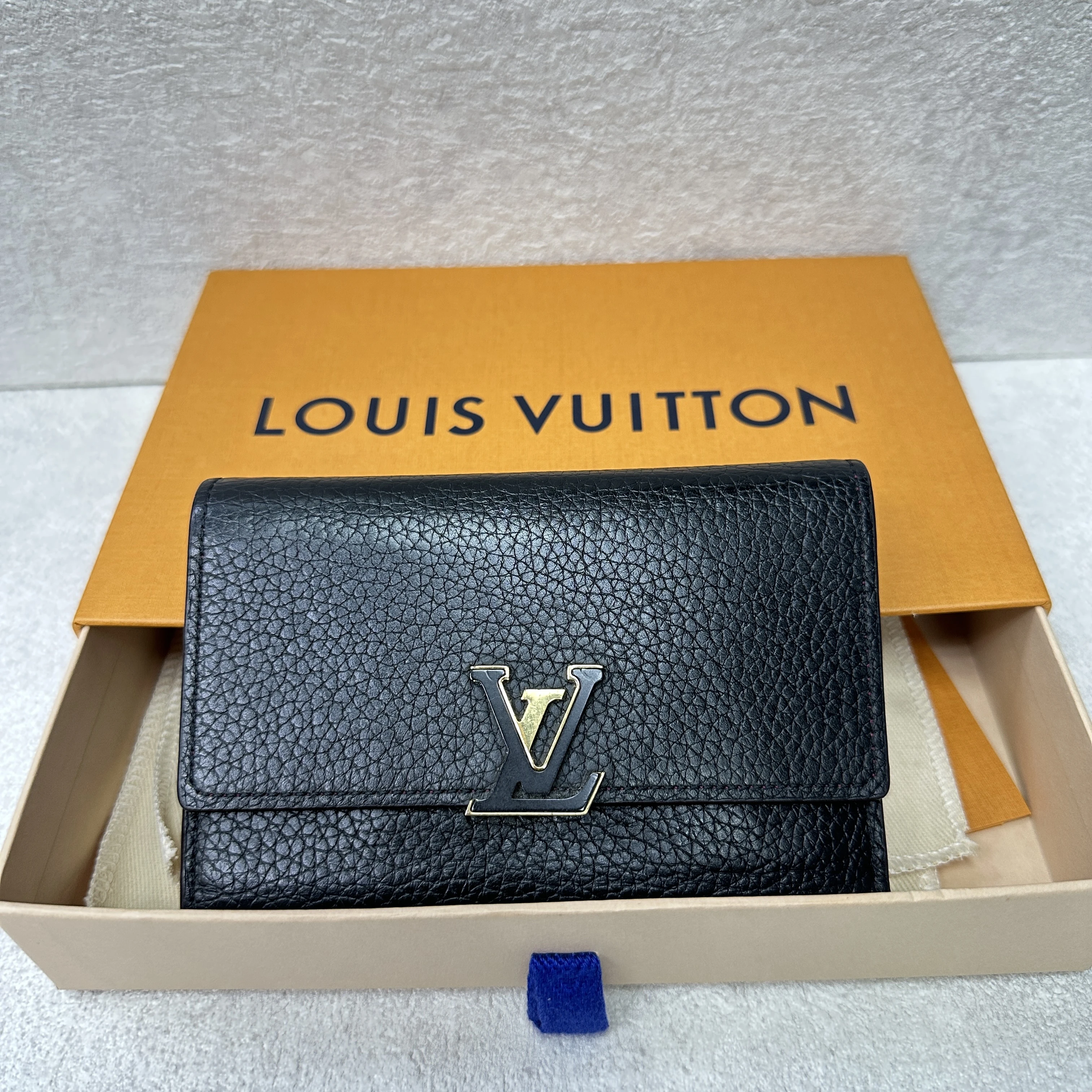 LV 黑色荔枝紋小牛皮釦式短