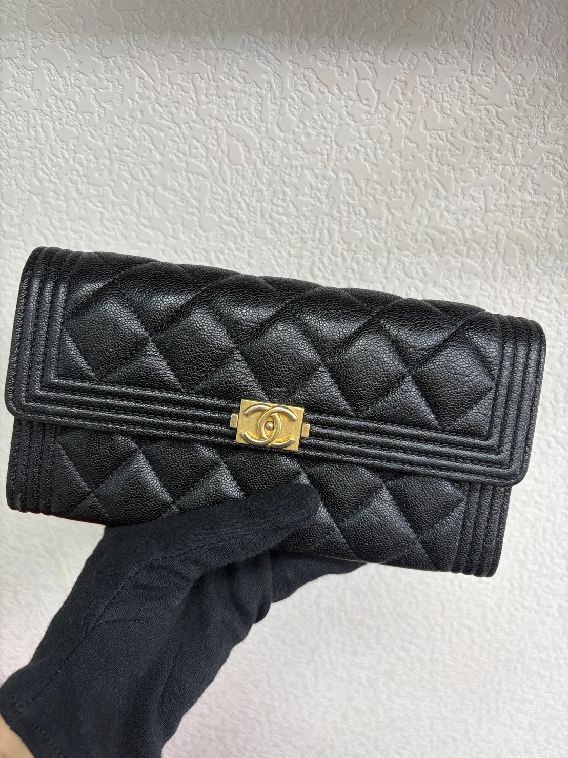 CHANEL BOY 黑色荔枝皮仿舊金釦翻蓋長夾