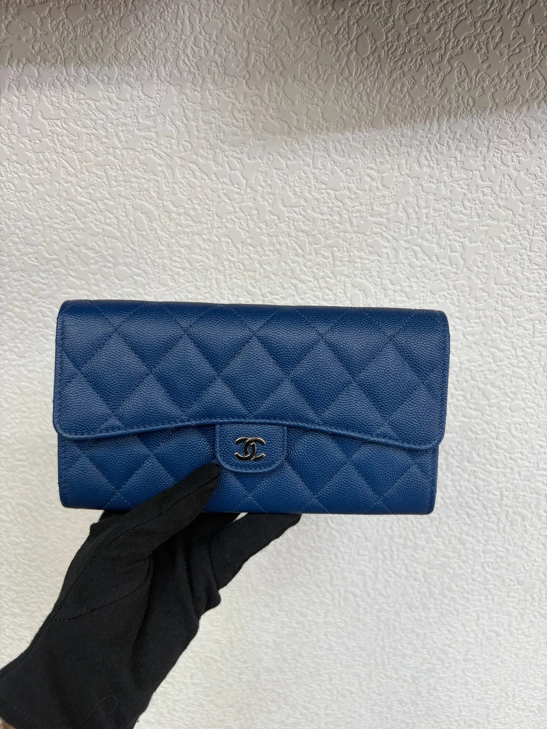 CHANEL 經典翻蓋長夾(深藍銀釦)