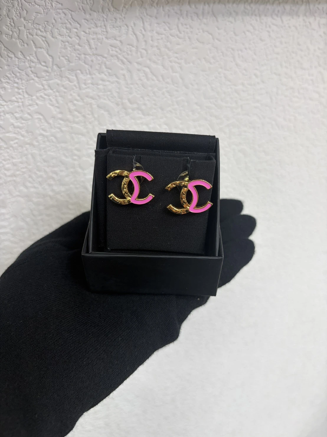 CHANEL 香奈兒 雙C Logo 金色錘紋與芭比粉琺瑯拼接耳環