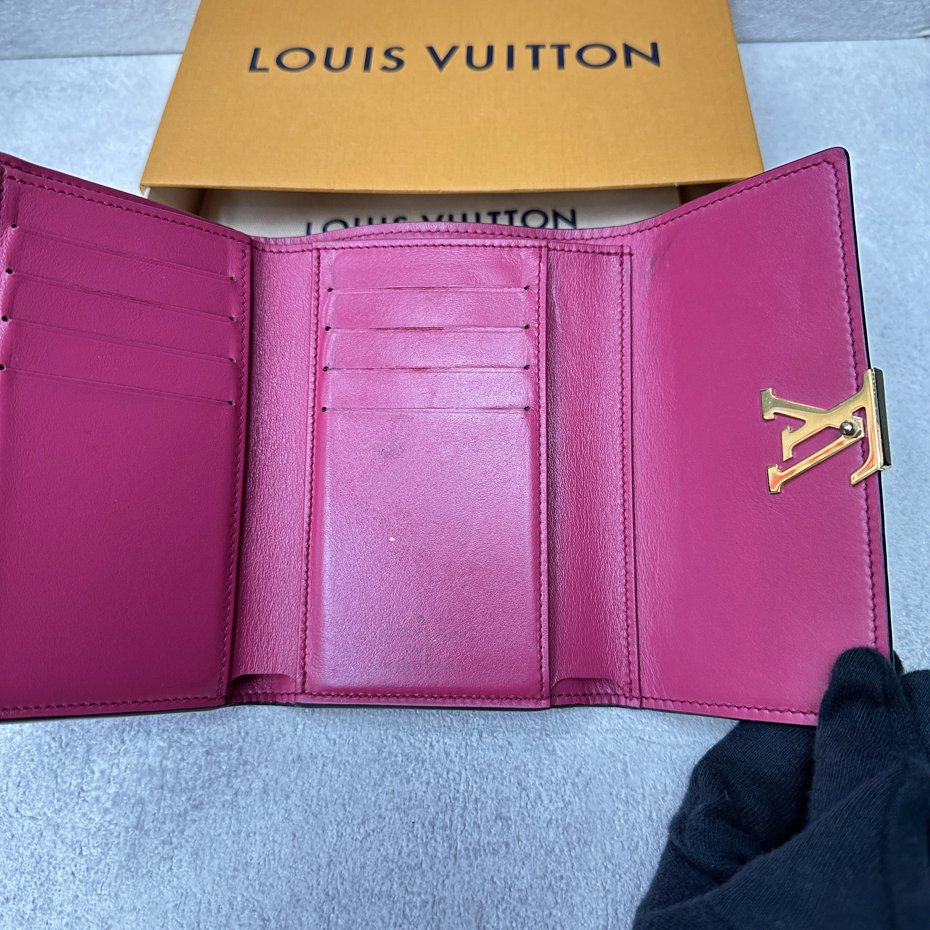 LV 黑色荔枝紋小牛皮釦式短