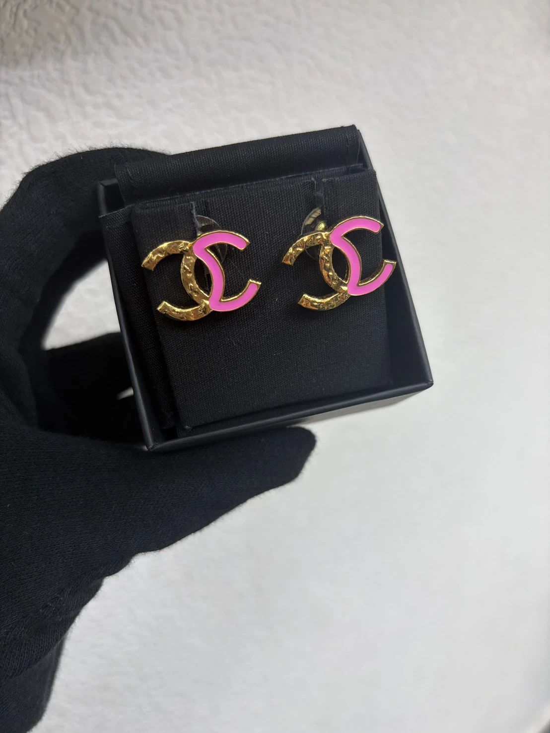 CHANEL 香奈兒 雙C Logo 金色錘紋與芭比粉琺瑯拼接耳環