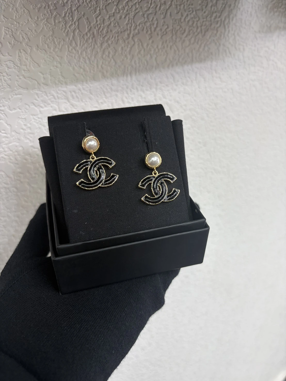 CHANEL 香奈兒 經典雙C珍珠垂墜黑色皮穿鏈/琺瑯造型耳環