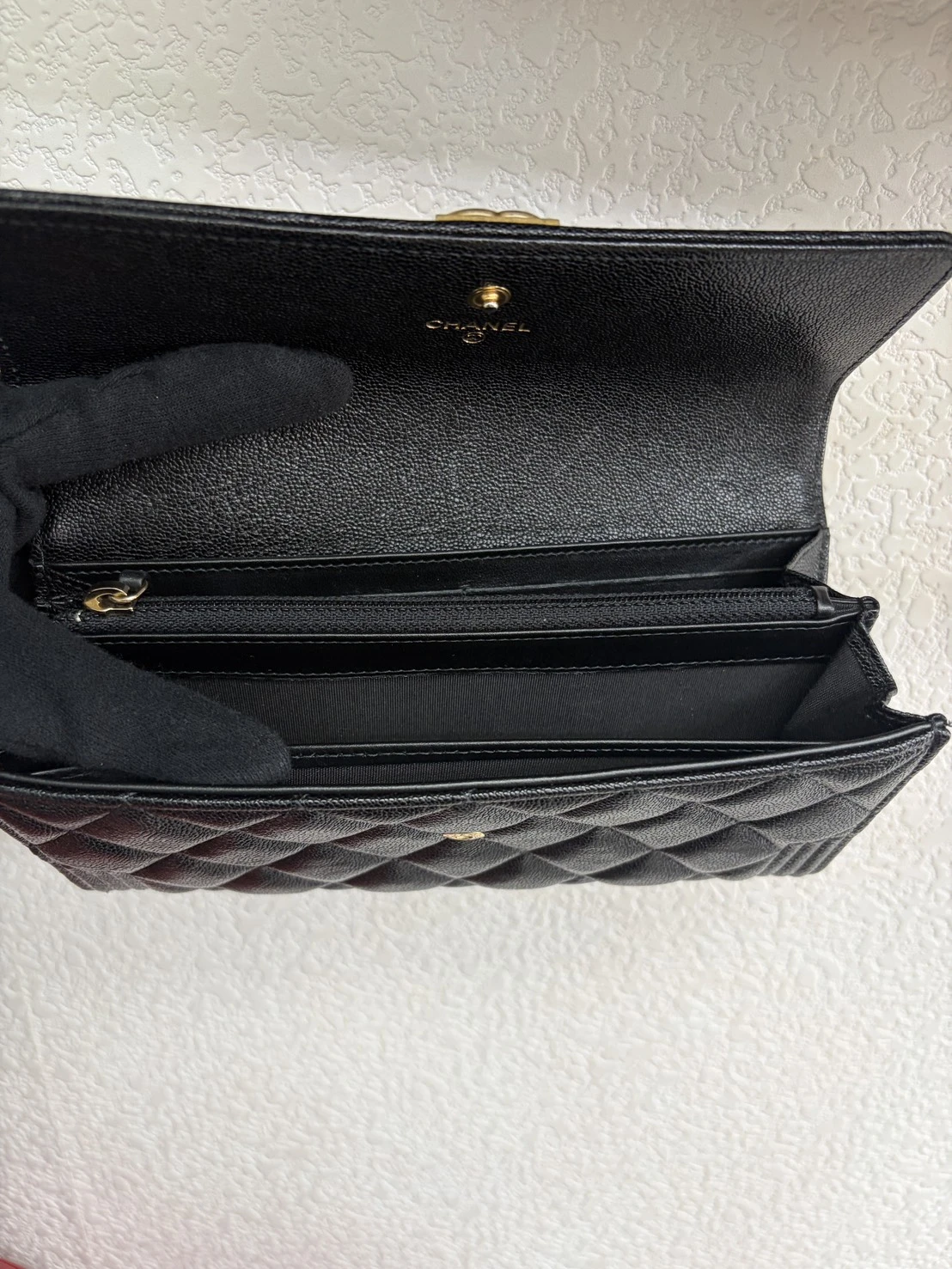CHANEL BOY 黑色荔枝皮仿舊金釦翻蓋長夾