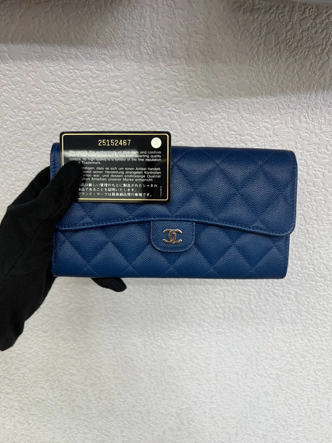CHANEL 經典翻蓋長夾(深藍銀釦)