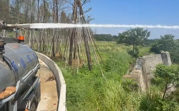日頭赤炎炎☀️ 草皮養護、樹木澆灌就交給禹丞！