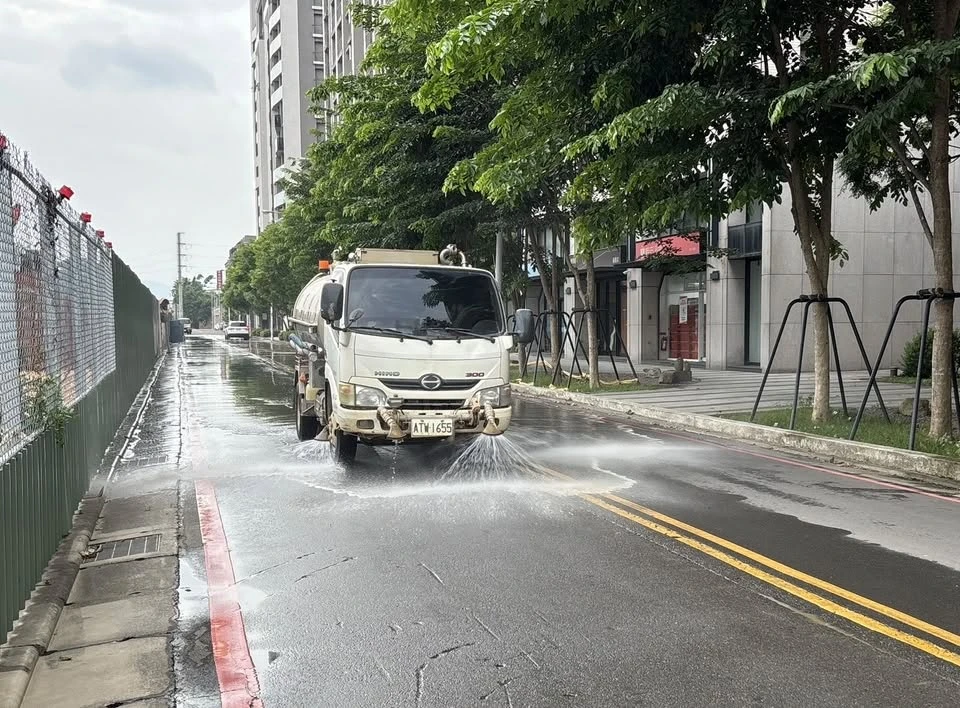 道路灑水降塵可清除路面髒污、抑制揚塵！