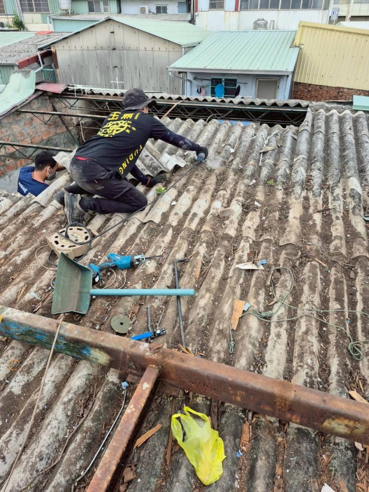 民族路巷內老屋石棉瓦拆除清運｜高雄建築拆除｜三民區建築拆除