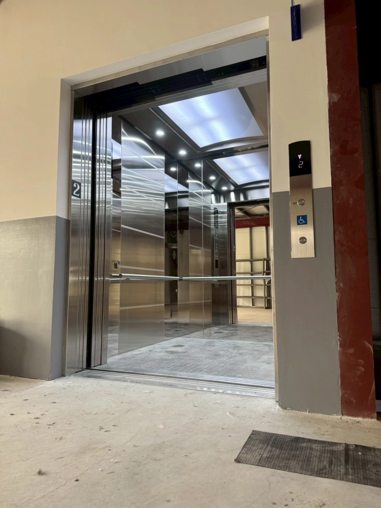 苗栗標準客貨梯