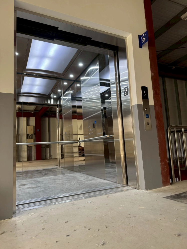 苗栗標準客貨梯