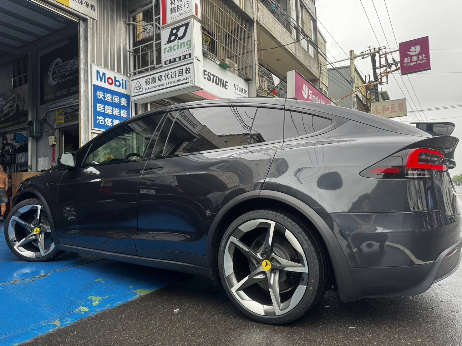 Model X 更換法拉利同款設計22吋鋁圈，輪胎使用美國us品牌Atlas(內含靜音棉設計）