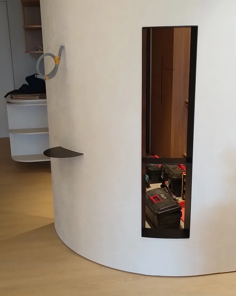 打破你的直線思維！崁入式弧形展示櫃｜台中鐵件精工家具