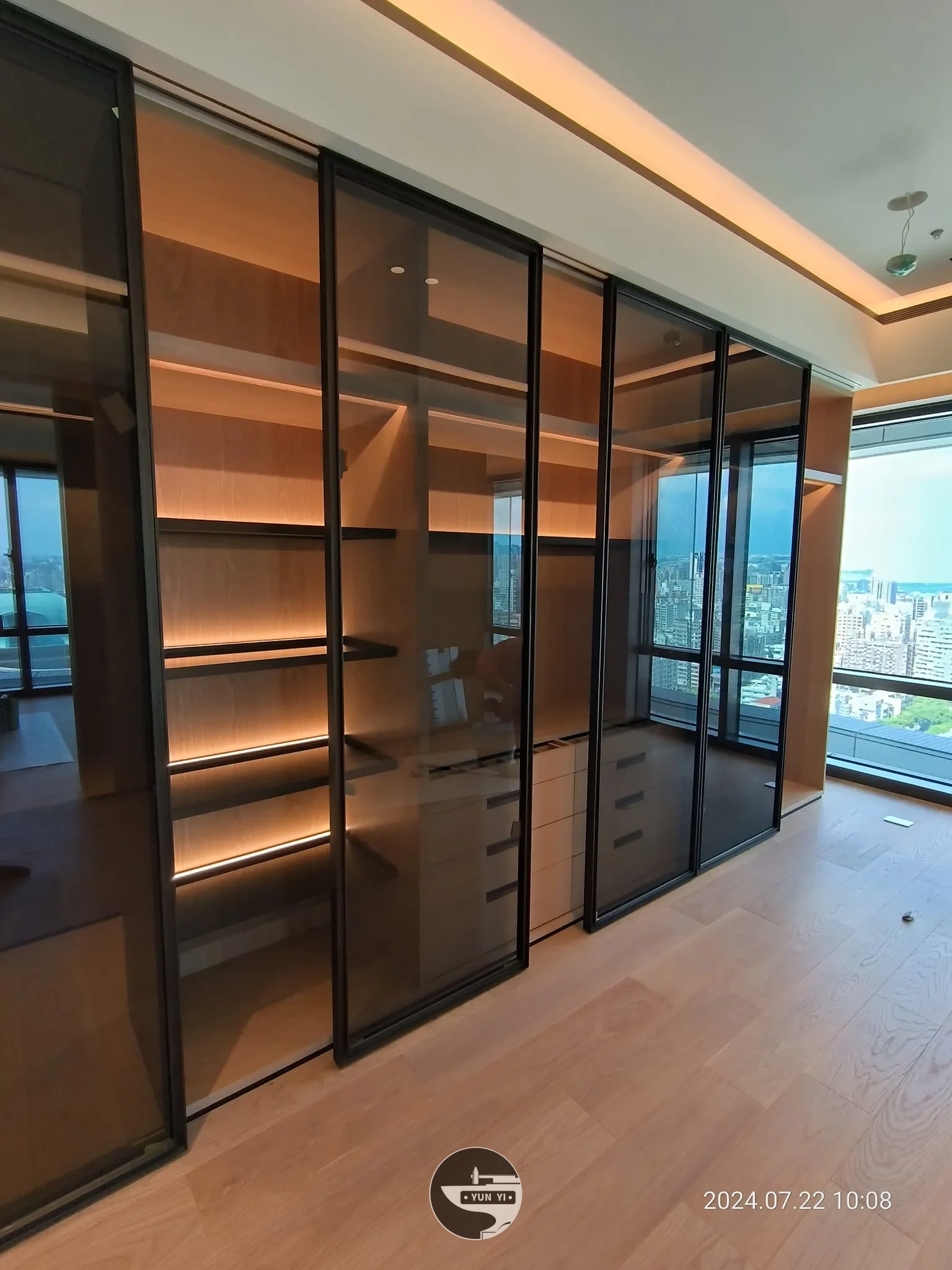 像在逛精品店！讓衣物被襯托得像是展品！｜台中鐵件室內裝修