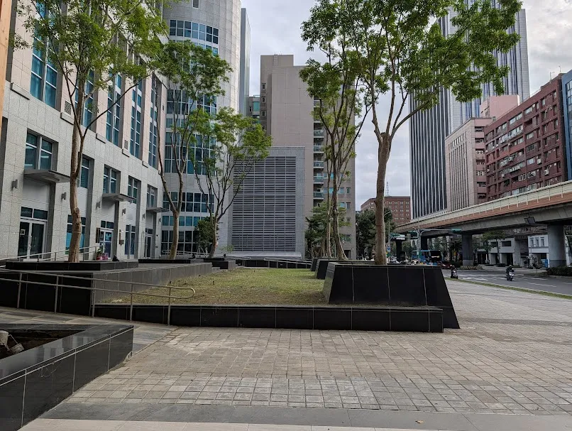 高空鋸樹修剪｜庭園維護、社區園藝保養、大樓園藝保養