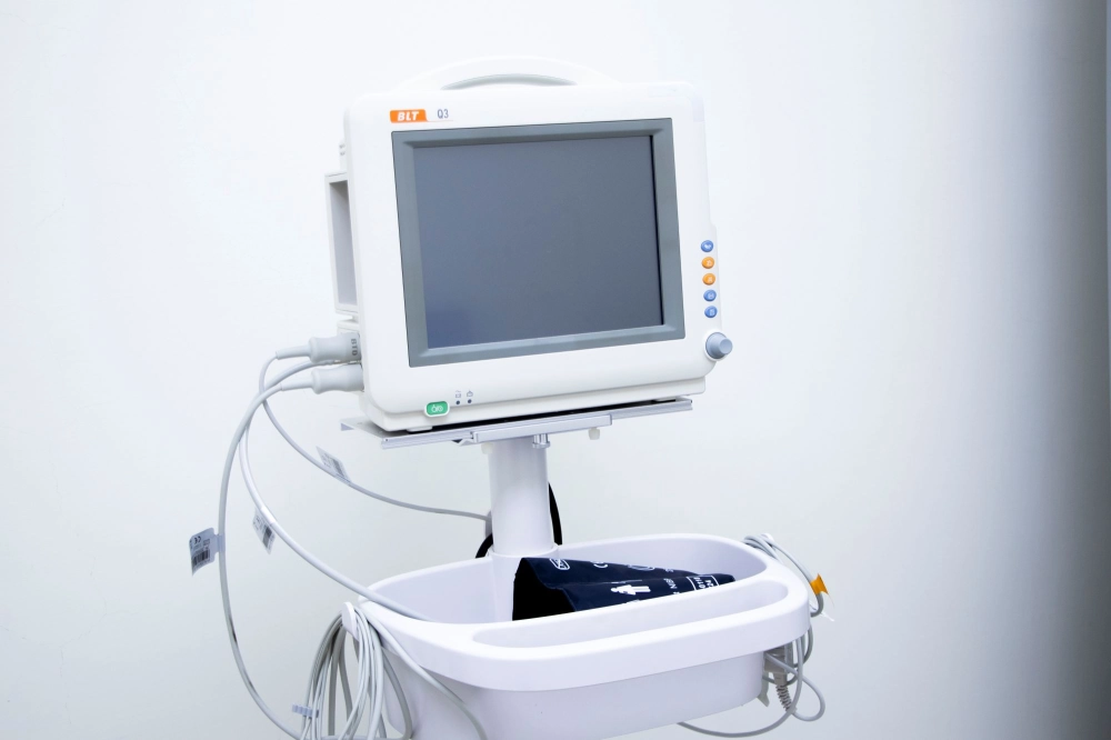 三合一生理監控機：在內視鏡檢查過程中用來即時監測受檢者生命徵象的設備，包含心電圖、血氧濃度以及非侵入是血壓，確保在使用鎮靜或麻醉時的安全。