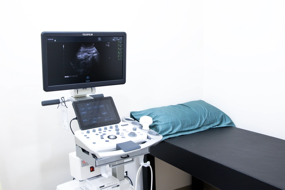 富士腹部及頸部超音波：是一種非侵入性、無輻射的醫學影像技術，主要用於檢查腹腔內及頸部的器官和結構。利用高頻聲波來生成體內結構的影像。這些聲波由探頭發出，穿透腹部及頸部組織，並在遇到不同密度的組織或器官