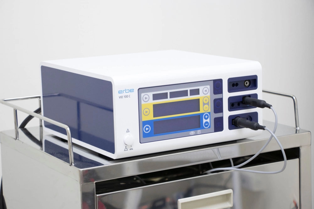 德國製智慧型切割止血儀(電燒機)：具有多種切割與凝血模式、體積小、安全性高、操作靈活。在內視鏡檢查過程中用來輔助醫師進行息肉切除合併止血功效。