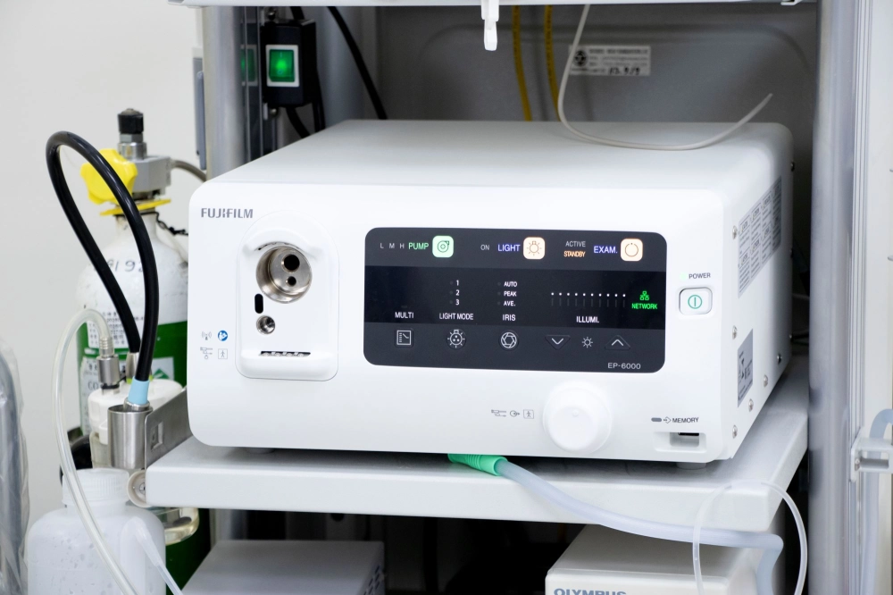 富士內視鏡系統：以其高解析度、廣角視野、獨特的影像強化技術（如BLI藍光影像和LCI連結色像成像）以及AI輔助監測為特點，能更精準地偵測到傳統方法難以發現的微小病灶，有助於早期診斷癌症等疾病。