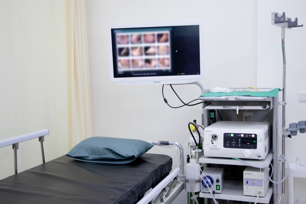 富士內視鏡系統：以其高解析度、廣角視野、獨特的影像強化技術（如BLI藍光影像和LCI連結色像成像）以及AI輔助監測為特點，能更精準地偵測到傳統方法難以發現的微小病灶，有助於早期診斷癌症等疾病。