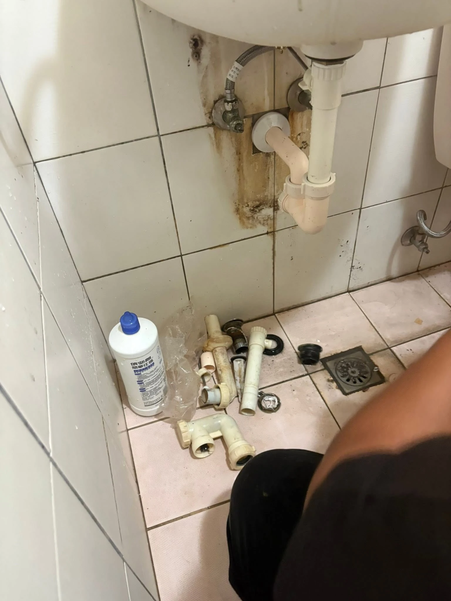 東區東寧路 #水電維修 #洗水台排水管更換 #洗手台排水管漏水