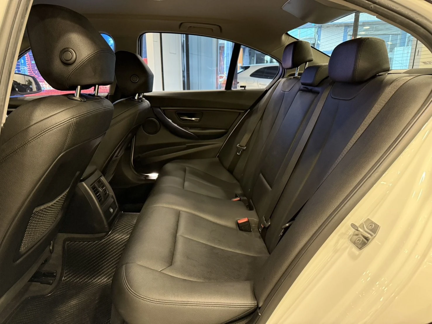 BMW 3-Series Sedan 318i