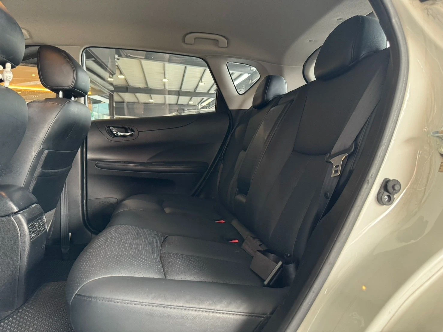 Nissan Tiida / 倒車顯影、原廠行車記錄器