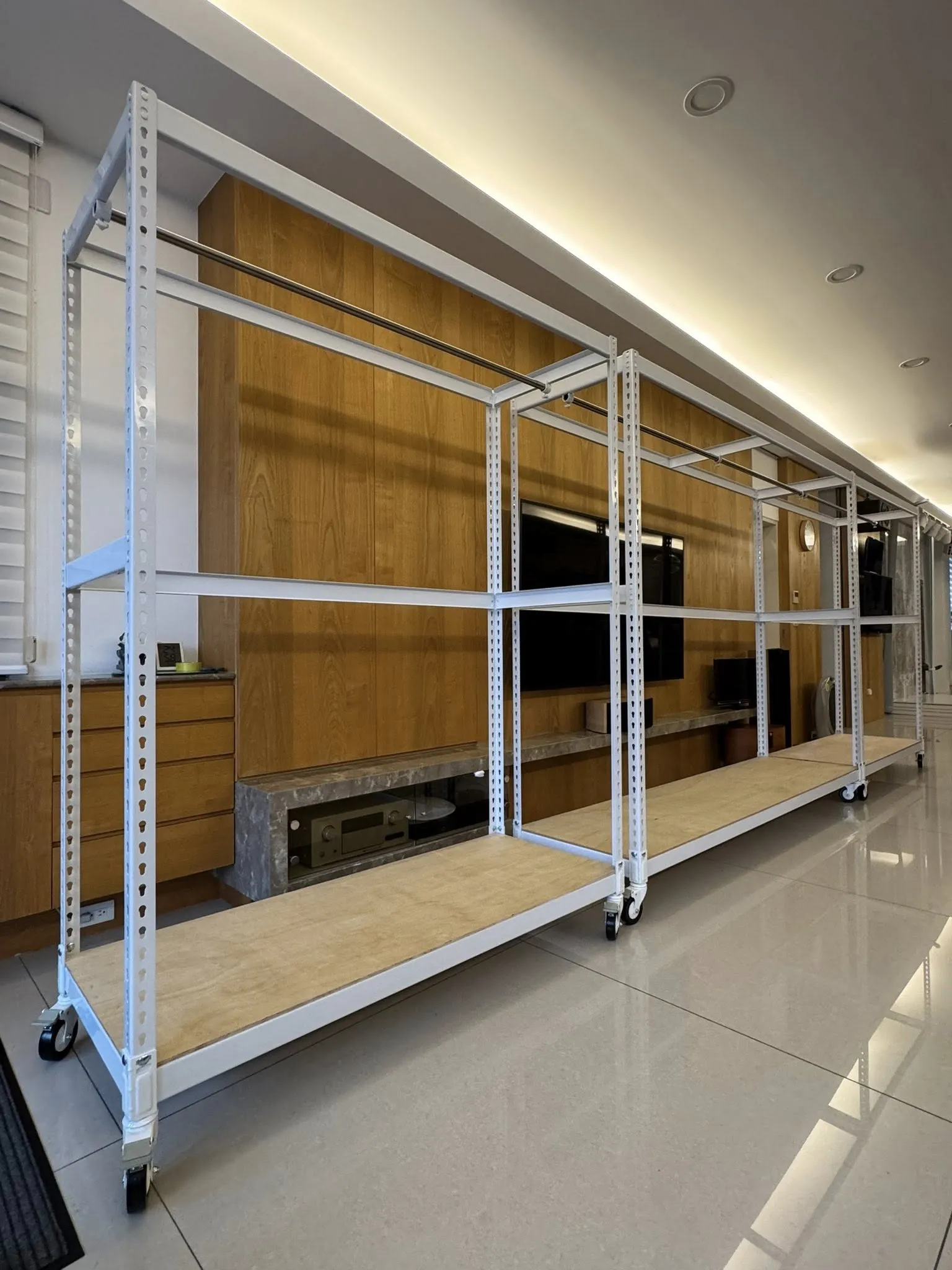 婚紗一件比一件貴、比一件重，