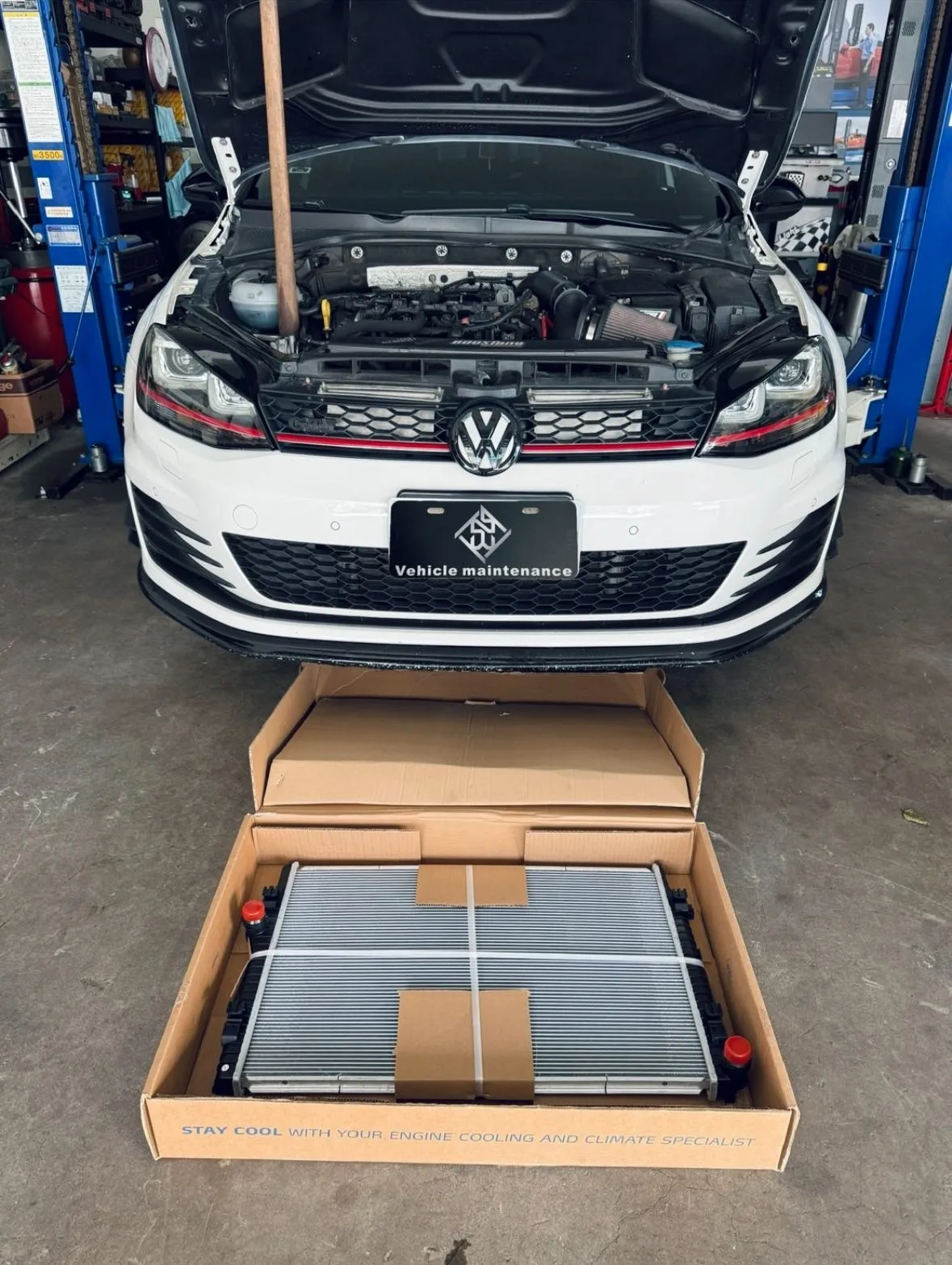 Volkswagen Golf 7代GTI 保養檢修時發現水箱漏水故安排客戶進廠維修