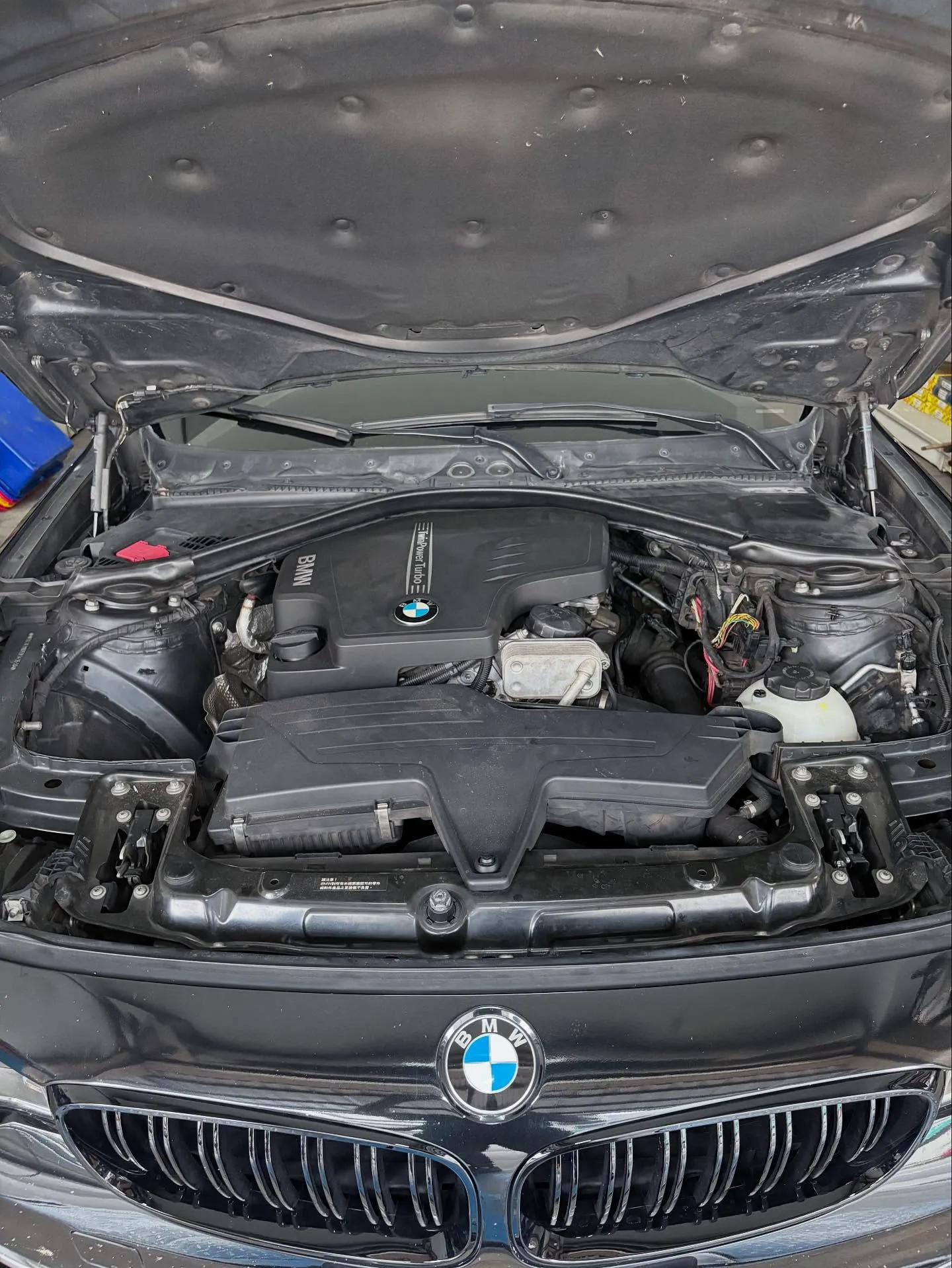 BMW 320i 車主反應偶發性冷氣不冷 冷氣管路結冰 維修後故障排除