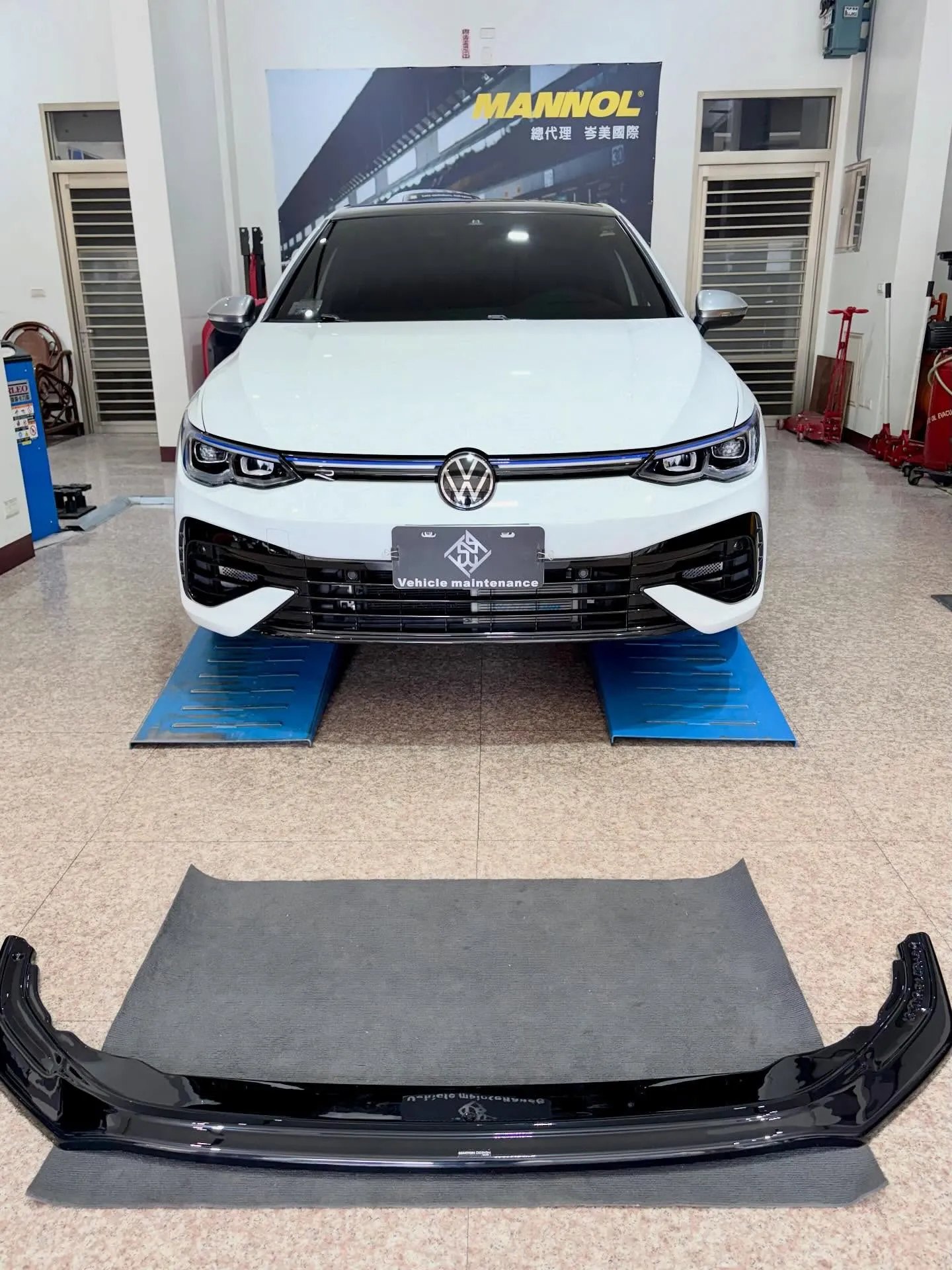 Volkswagen Golf 8R安裝波蘭Maxton design前下巴｜新竹汽車改裝｜竹北汽車改裝