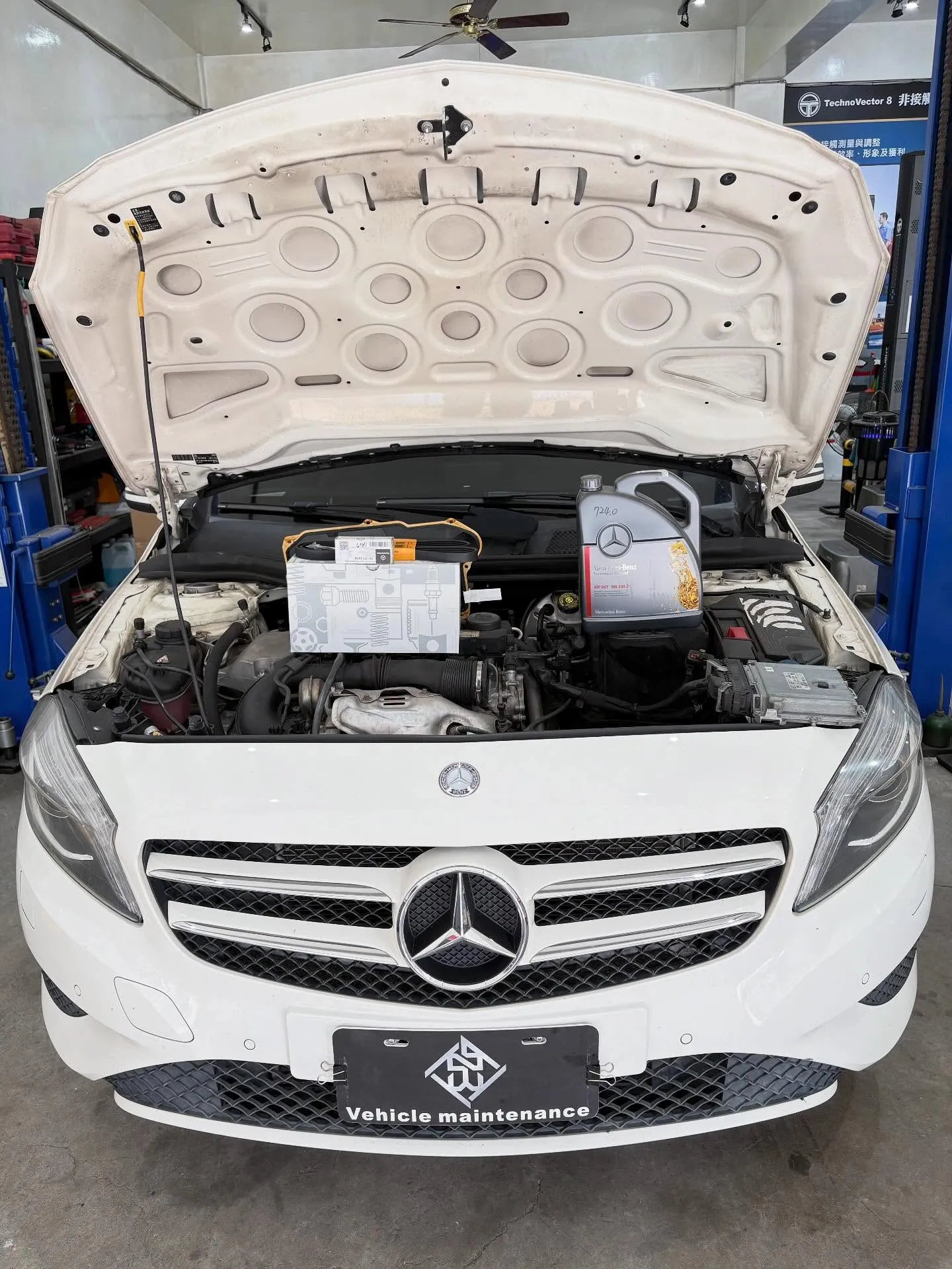 Mercedes-Benz A180 W176到店實施更換正廠變速箱油