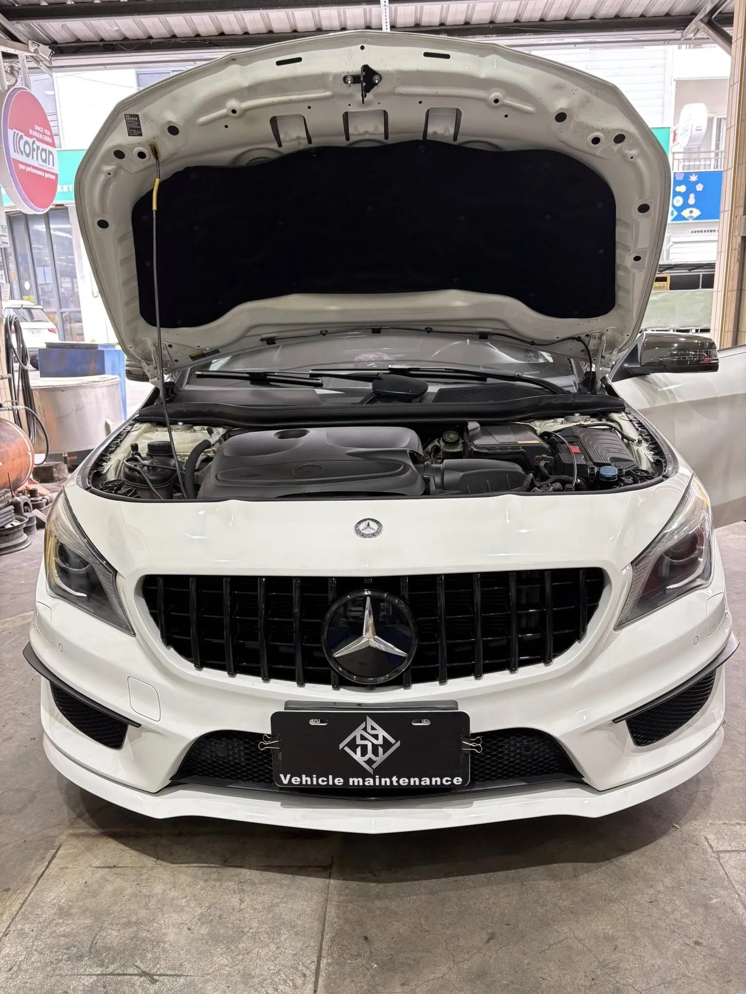 Mercedes Benz CLA250輔助電瓶故障導致儀錶板亮燈，更新正廠件後故障排除