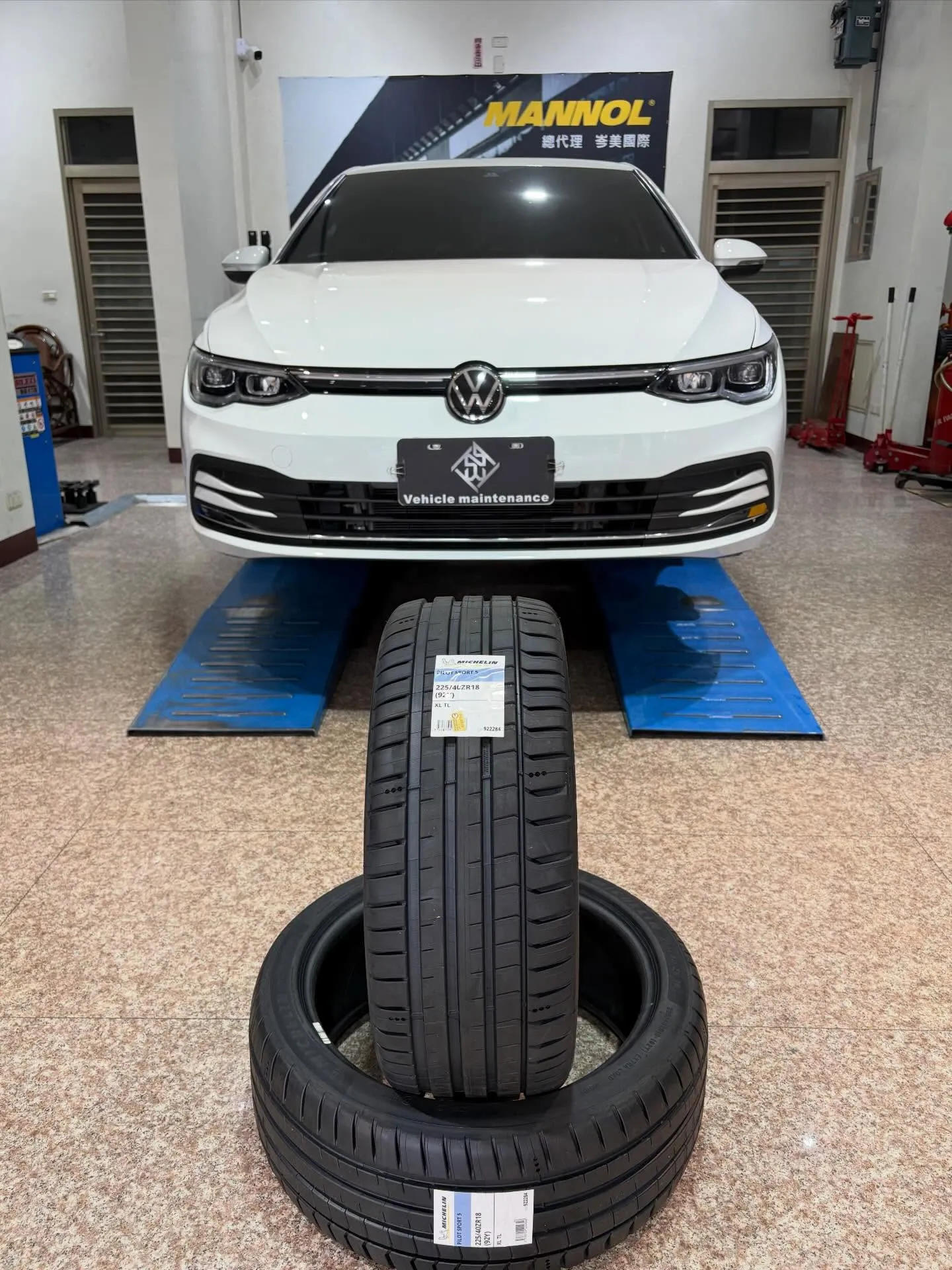 Volkswagen Golf 8代經友人推薦來店更換米其林PS5 225-40-18，搭配定位調整｜新竹汽車底盤升級｜竹東汽車底盤升級｜
