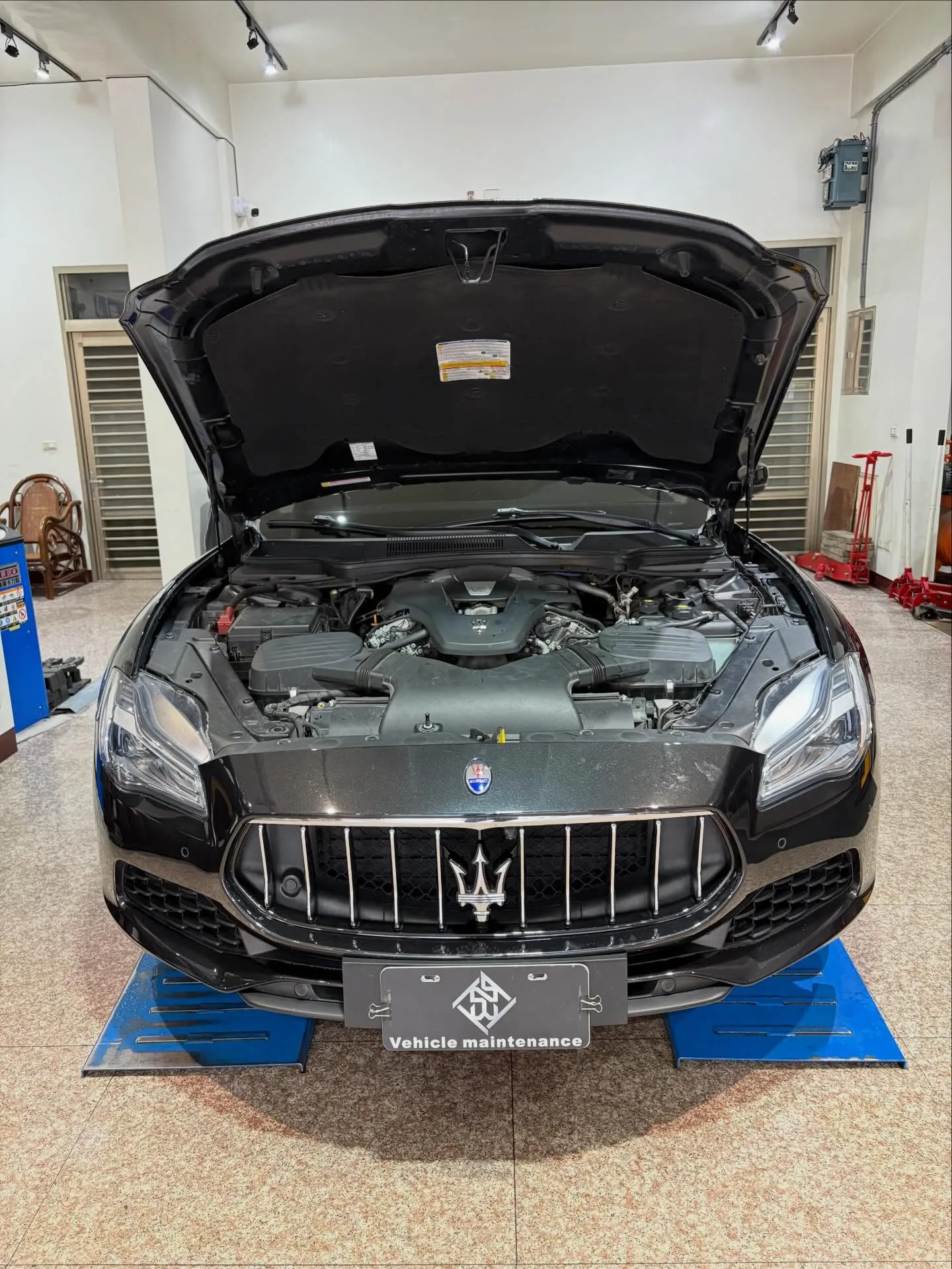 Maserati Quatttoporte開心的去太空艙露營結果到目的地引擎蓋冒煙