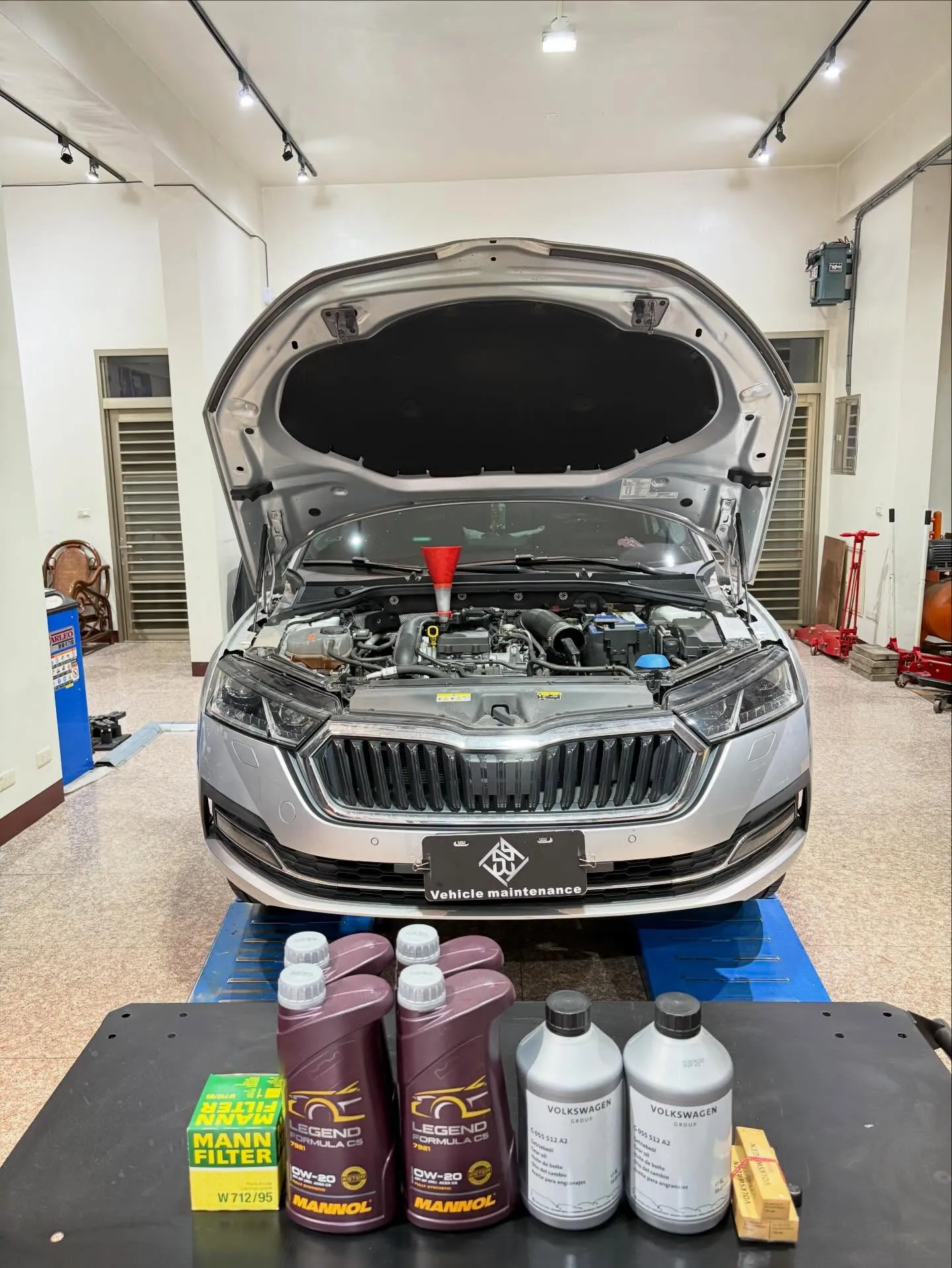 這台 Skoda Octavia搭載 EA211 Evo 1.0 TSI + 48V輕油電，過保後選擇交給我們做定期保養